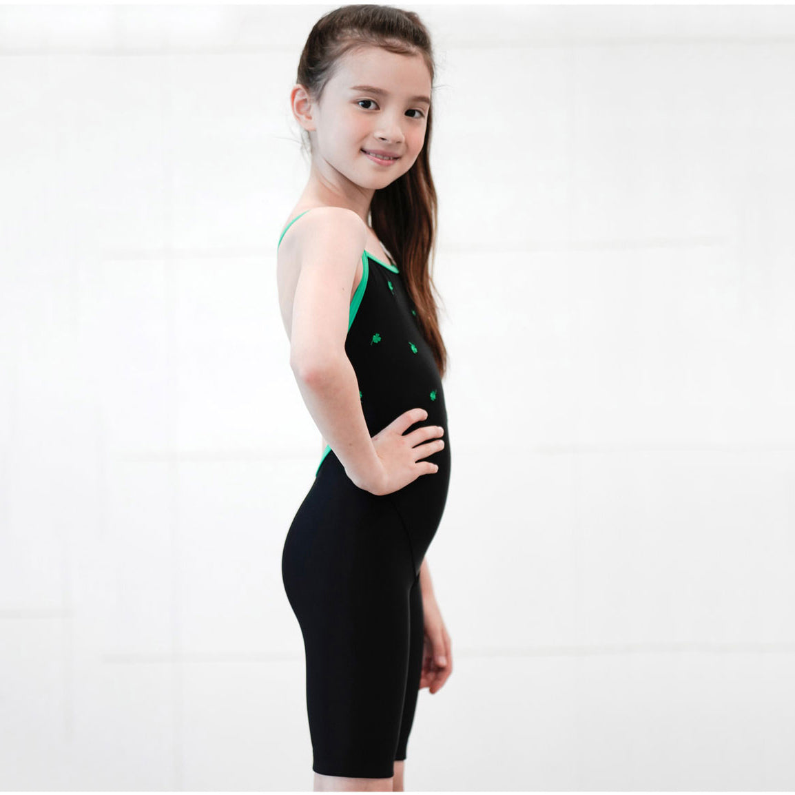 Maillot de bain professionnel court brodé noir pour fille