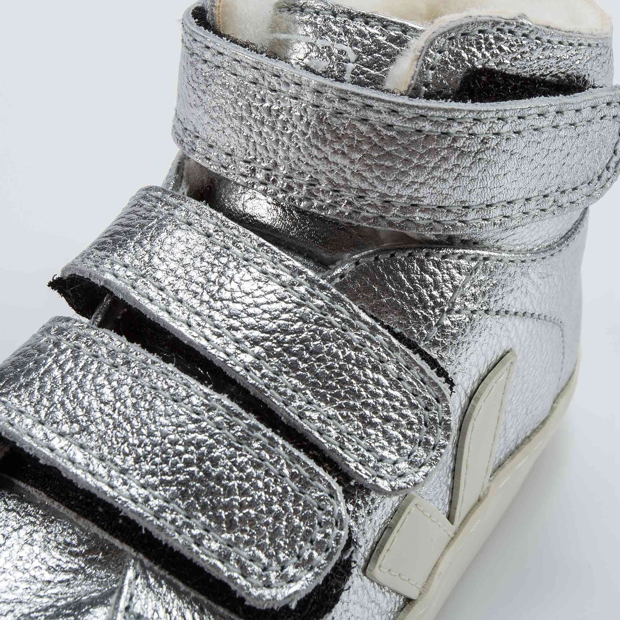Chaussures en cuir argenté avec velcro et « V » blanc pour Garçons et Filles