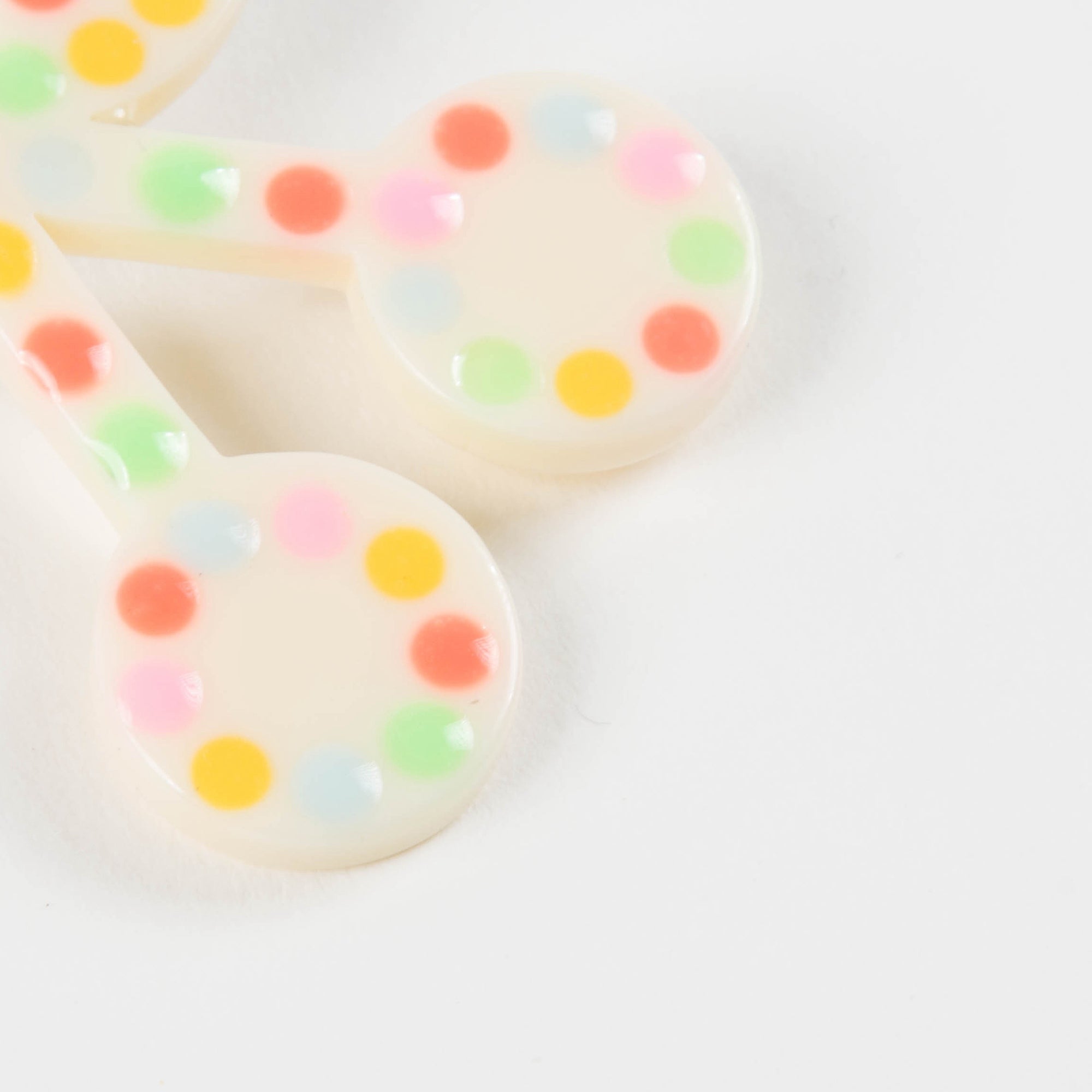 Broche cerise à pois écru pour fille