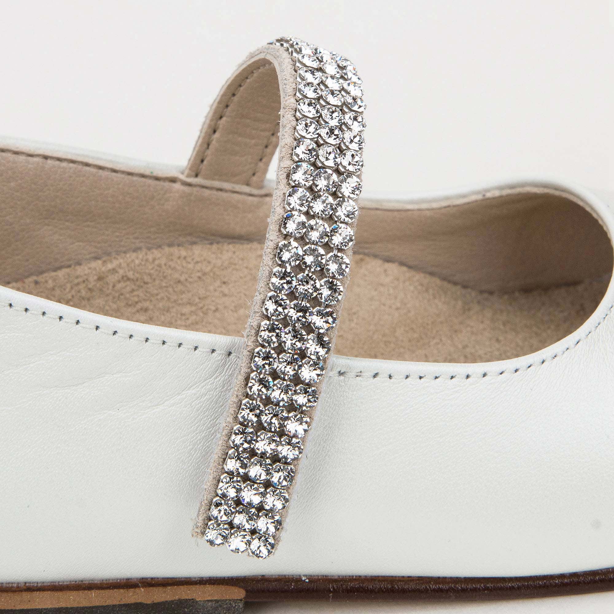 Chaussures en cuir ivoire pour bébés filles avec ornements en diamants blancs