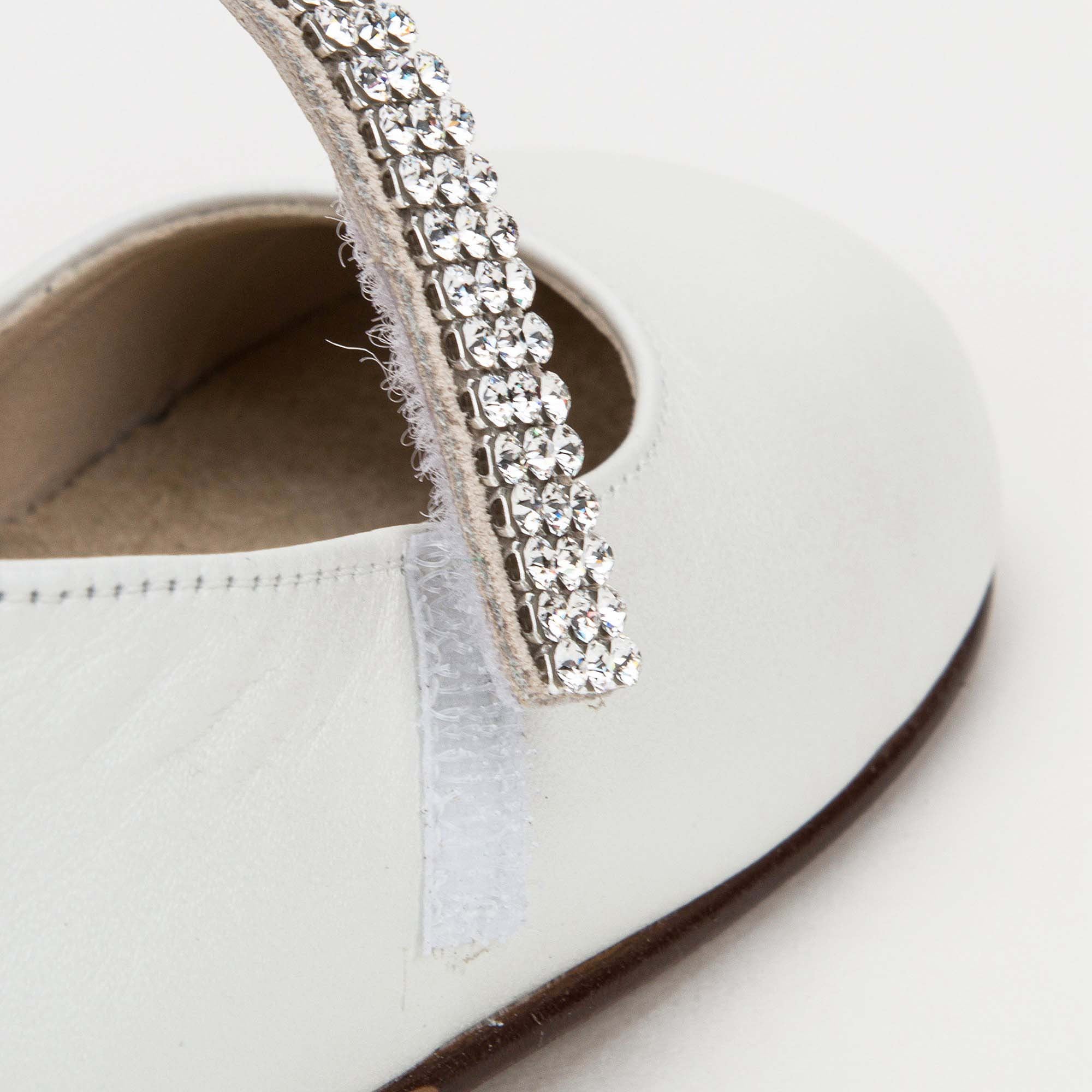 Chaussures en cuir ivoire pour bébés filles avec ornements en diamants blancs
