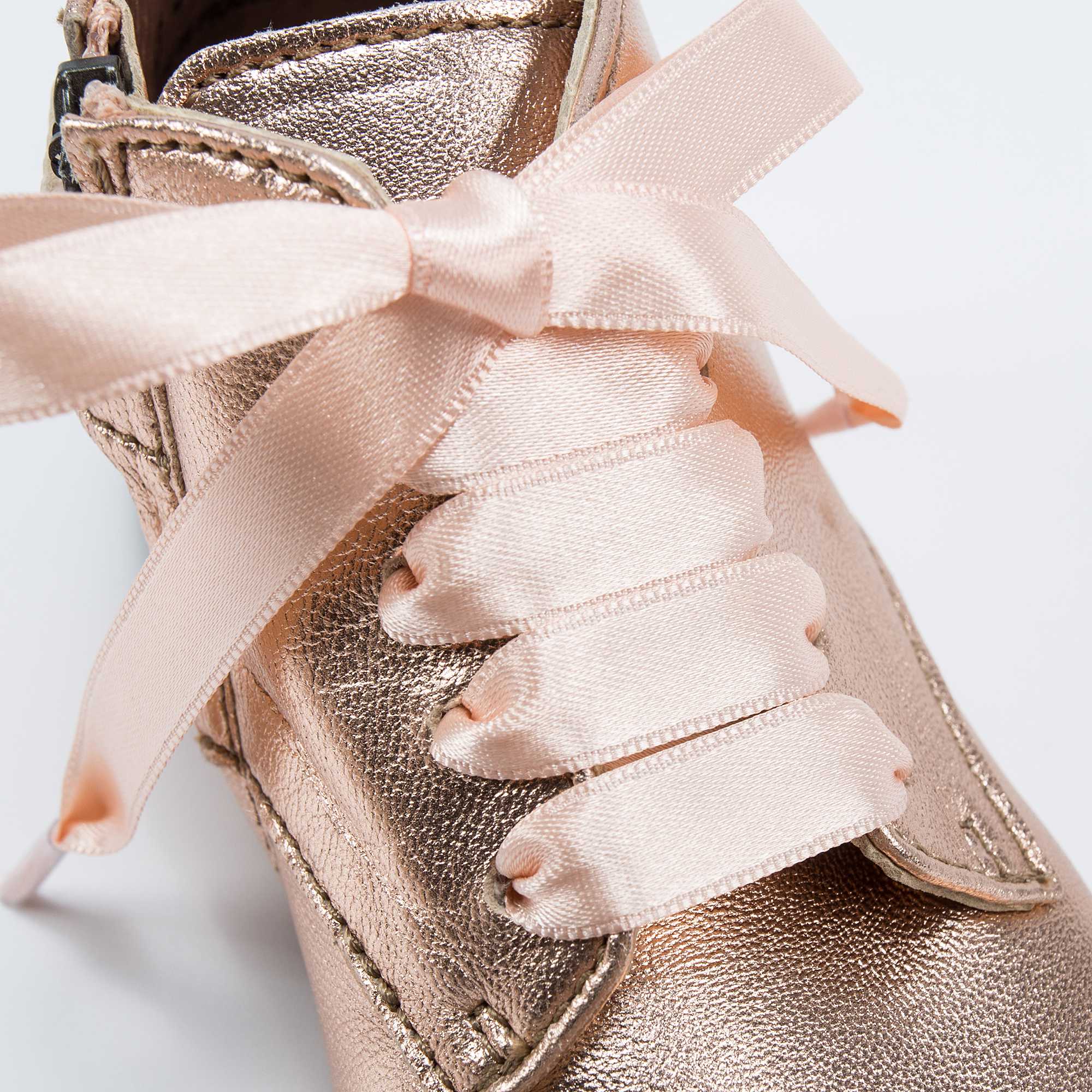 Chaussures dorées pour bébés filles