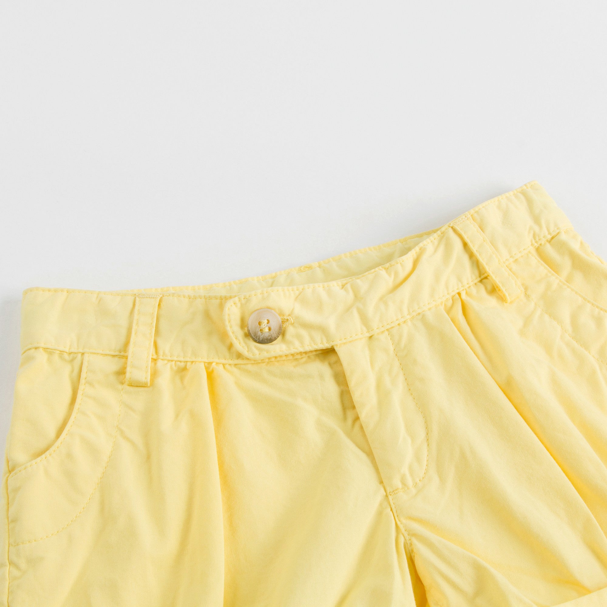 女大童黄色翻边短裤